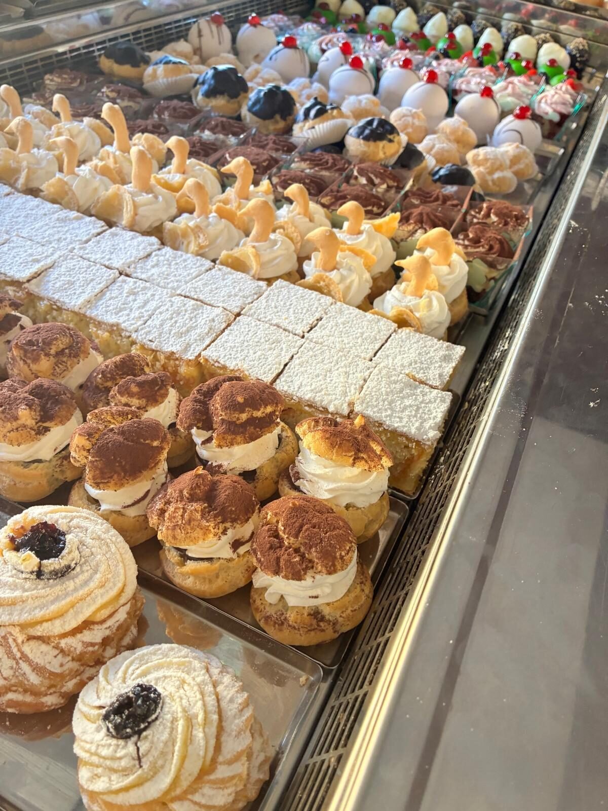 Pasticceria mignon in vetrina